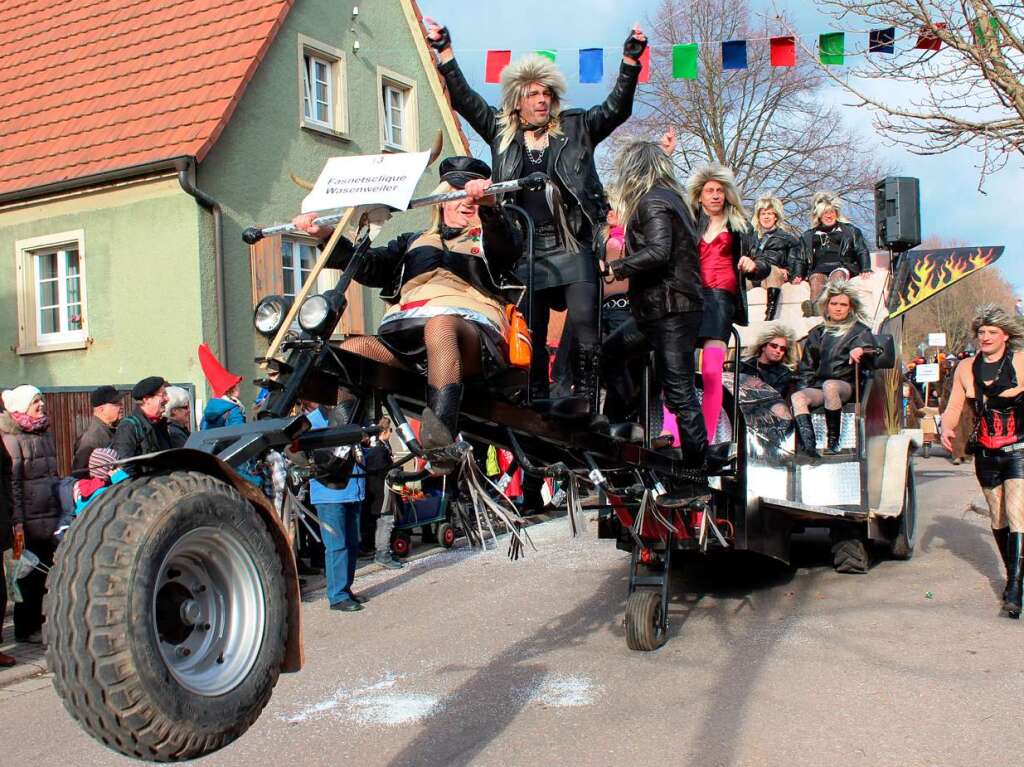 Die Fasnetsclique aus Wasenweiler fhrt mit einem besonders heien Ofen vor