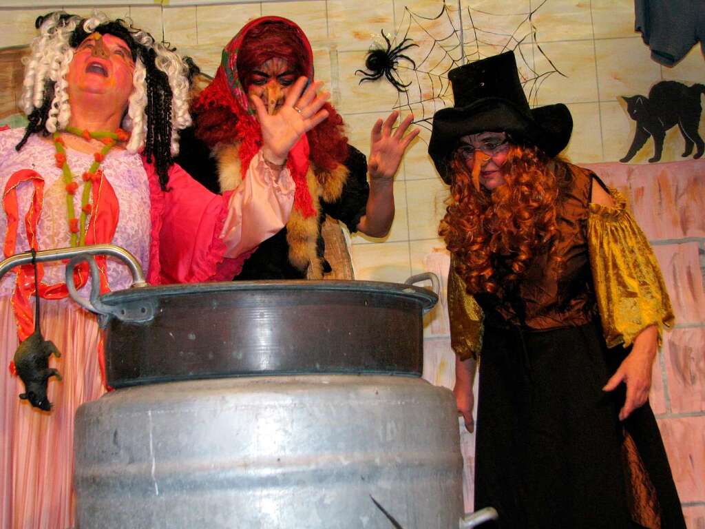 Zur Hexenbrut gesellte sich bei der Grwihler Frauenfasnacht auch Lydia Flum als  DJ tzi (Foto rechts).