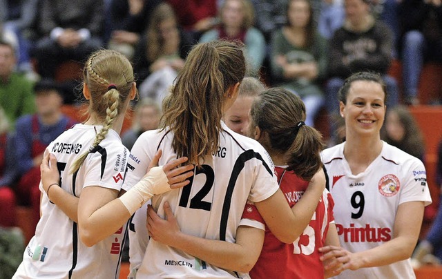 Lisa Solleder (rechts) freut sich mit den Mitspielerinnen ber den Erfolg.   | Foto: Alexandra Buss