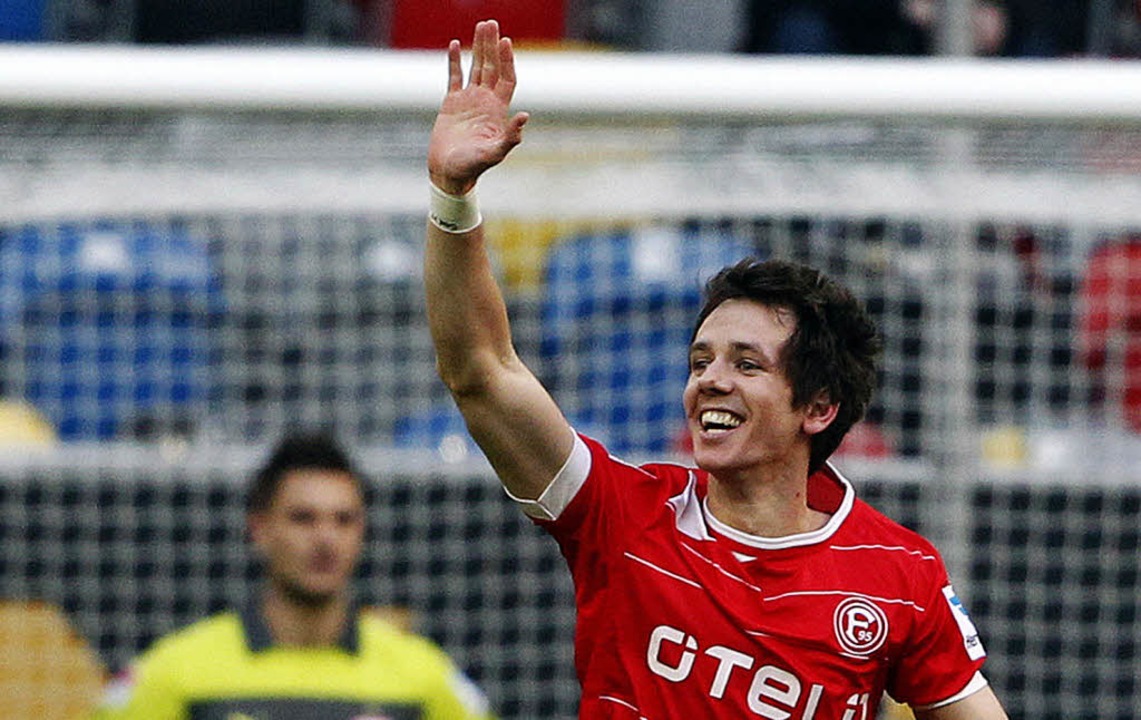 Lsst sich von den Dsseldorfer Fans g...feiern: Doppeltorschtze Robbie Kruse   | Foto: dpa