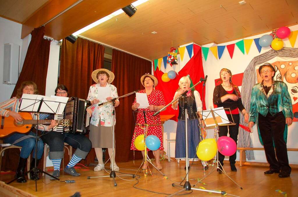 Frauenfasnet in Oberhausen: Fr das Jubilumslied wurde zu jeder Strophe eine andere Melodie verwendet und zusammen mit dem Publikum gesungen