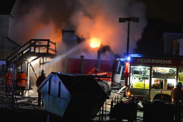 Brandstiftung? Wohncontainer in Flammen