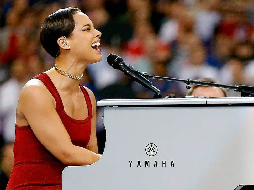 Alicia Keys erffnet das Spiel mit der Nationalhymne.