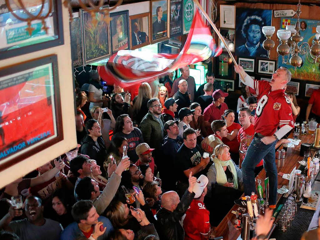 Fans in San Francisco fiebern in einer Bar mit.