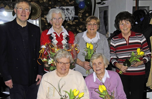 Pfarrer Olaf Winter verabschiedete die...rne) Elfriede Hgele und Maria Schle.  | Foto: Dietmar Noeske