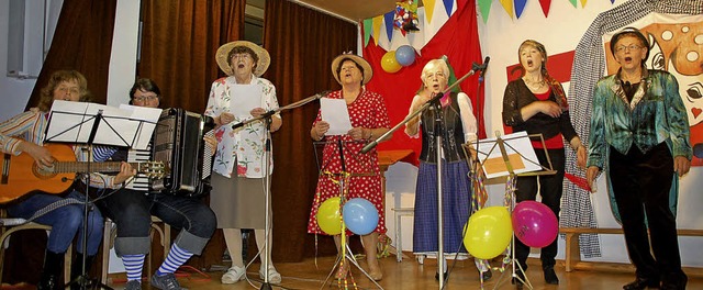 Fr das Jubilumslied wurde zu jeder S...d zusammen mit dem Publikum gesungen.   | Foto: Marion Domann