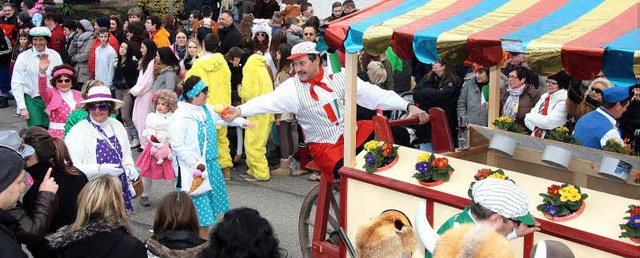 Eis haben die Fasentfreunde aus Mnchw...ug in Orschweier am Sonntag verteilt.   | Foto: Sandra Decoux-Kone