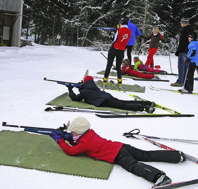 Viele Jugendliche wollten den Biathlon...nem Aktionstag in Bernau ausprobieren.  | Foto: Ulrike Spiegelhalter