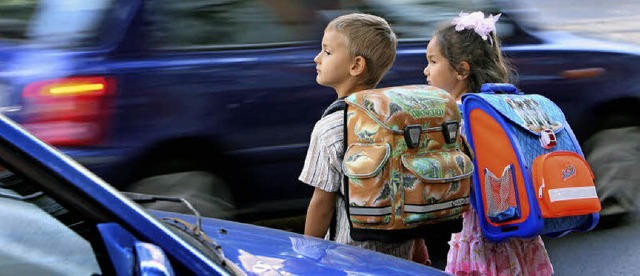 Kinder auf dem Schulweg &#8211; Ihnen ...ent der Verkehrswacht ganz besonders.   | Foto: dpa (patrick pleul)