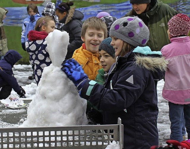 In der  Pause bauten Schler der Hebelschule einen Schneemann.  | Foto: Kristina Wollseifen