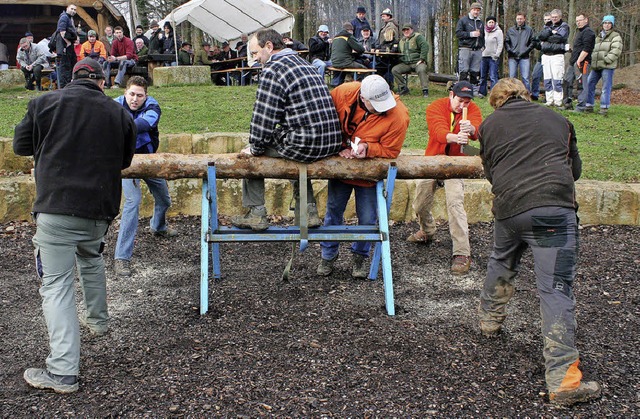 Spa beim Sgen: Nach der Holzversteig...#8217;s einen sportlichen Wettbewerb.   | Foto: Cremer