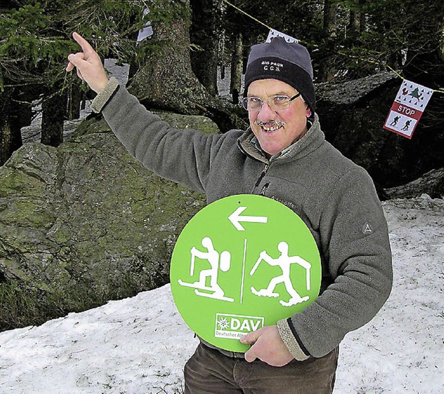 Wolfgang Ebser mit einem grnen Schild...neuen Zugang zum Silberberg markiert.   | Foto: zvg