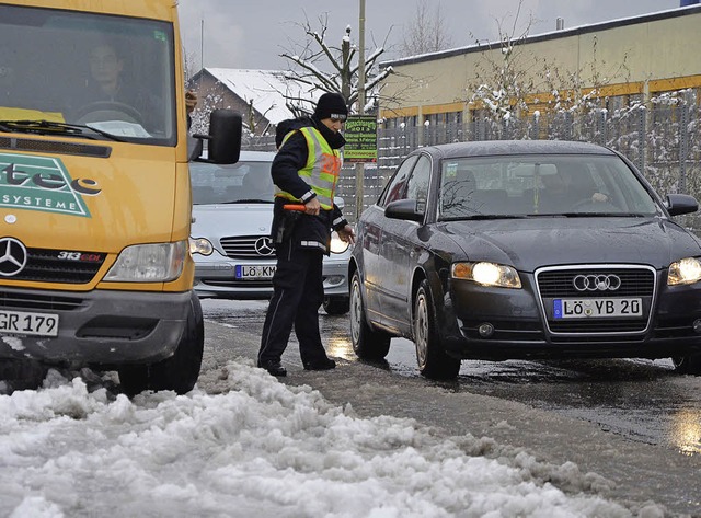 Reifenkontrolle: Eine Stunde  lang sah...ahrer  fr den Winter gerstet  sind.   | Foto: Martina Proprenter