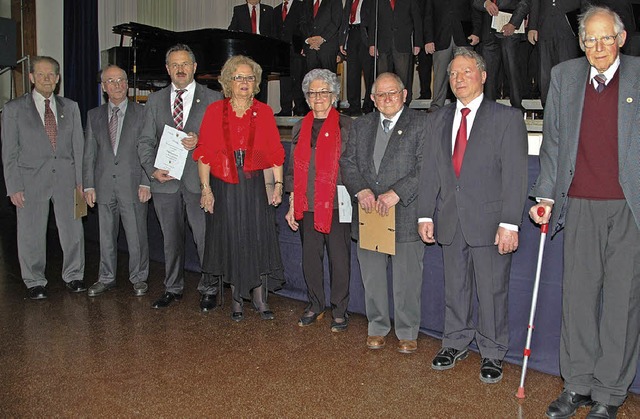 Treue Mitglieder (von links): Rudolf K...(50 Jahre), Heinz Walliser (70 Jahre)   | Foto: Ounas-Krusel