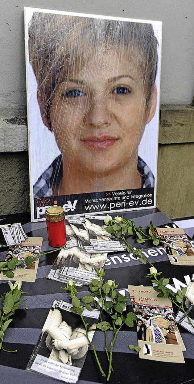 Erinnerung an Arzu ., 2012 vor dem Landgericht Detmold   | Foto: dpa