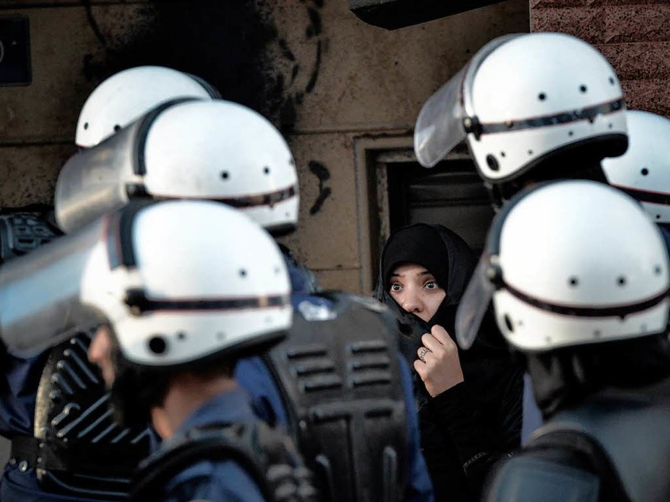 Polizisten in Bahrains Hauptstadt Mana...onstration gegen die Regierung steht.   | Foto: AFP