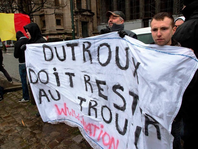 Demonstranten protestieren vor dem Jus...ng von Marc Dutroux aus dem Gefngnis.  | Foto: dpa