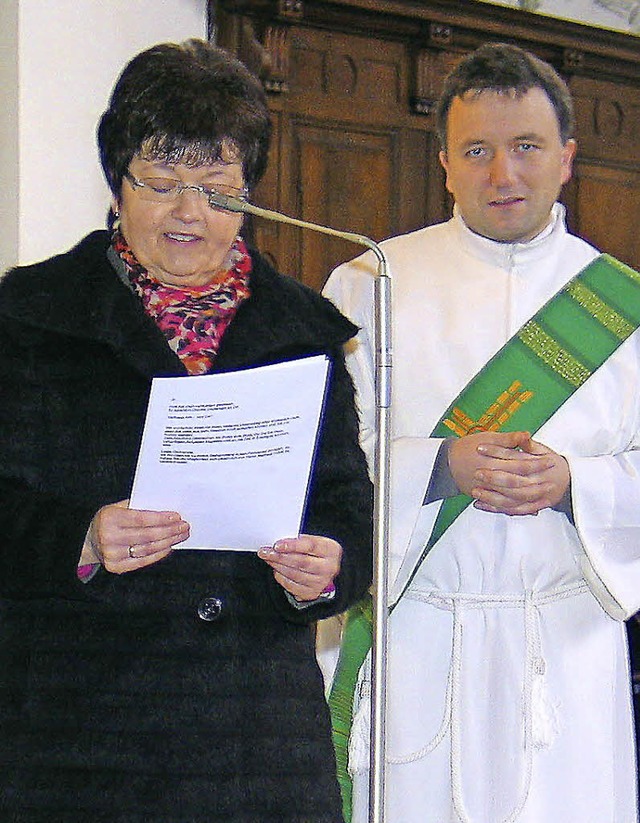 Im Sonntagsgottesdienst verabschiedete Monika Fehrenbach Diakon Matthias Huber.   | Foto: H. Hassler