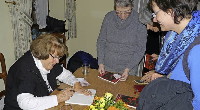 Helga Eberle signiert nach der Lesung ...in Stck Endinger Geschichte enthlt.   | Foto: Hlter-Hassler