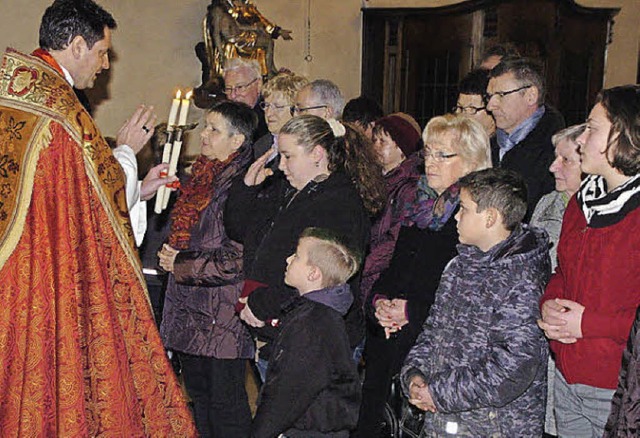 Pfarrer Thorsten Becker erteilt beim Patrozinium den Blasiussegen.   | Foto: Jrgen Schweizer