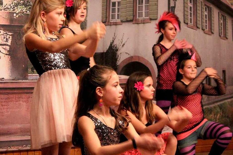Ballerinas und Rocker verzaubern das Publikum. (Foto: Sarah-Lena Stein) Ballerinas und Rocker verzaubern das Publikum. (Foto: Sarah-Lena Stein)
