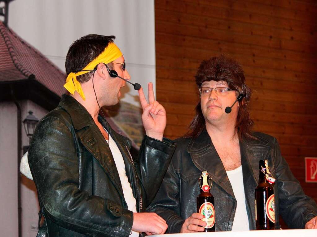 Raphael Lai und Sven Blum (von links) kriegen sich als Rocker beim Biertrinken in die Haare.