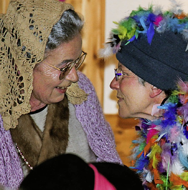 Aurelia und Conni erfreuten mit nrrischen Einlagen.  | Foto: Wilfried Dieckmann