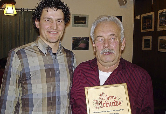 Georg Rendler  erhielt  von Benjamin H...rkunde zum Ehrenmitglied des Vereins.   | Foto: Morath