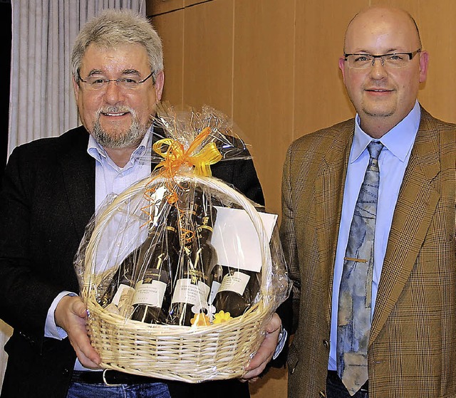 Heimleiter Harald Franken (rechts) dan...rd Winterhalter fr sein Engagement.    | Foto: Frey