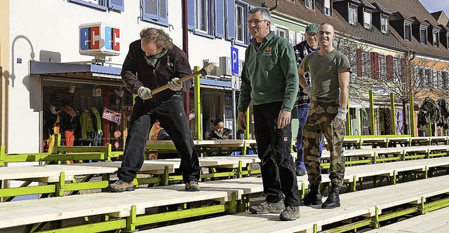 Freiwillige Helfer und Soldaten der de...auten die Gauklertagstribne zusammen.  | Foto: claudia mller