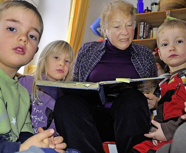 Ingrid Werner liest jeden Montag im Kindergarten Wespennest  | Foto: Verena Pichler