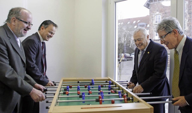 Auftaktspiel (von links): Schulleiter ...t Baier und Oberbrgermeister Mller.   | Foto: heidi fssel