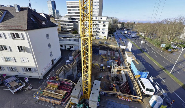 Zwischen Haus und Bauzaun liegt das umstrittene Straenstck am Colombi-Eck.   | Foto: Ingo Schneider