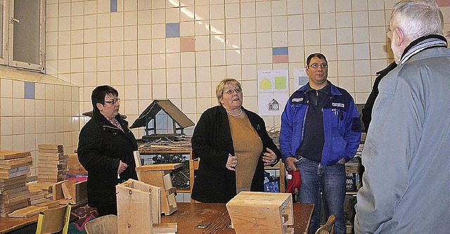 Schulleiterin Rosemarie Jkel (Mitte) ...an der Grundschule Wiechs aufmerksam.   | Foto: Marlies Jung-Knoblich