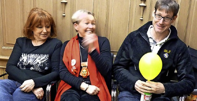 Die drei &#8222;Herzblatt-Kandidatinne... Knobel (rechts) gratuliert dem Paar.   | Foto: Sattelberger