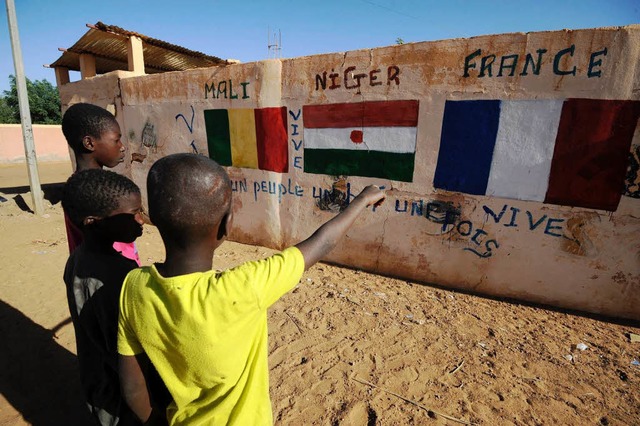 Die Flaggen von Mali, Niger und Frankr... auf diese Mauer in Gao (Mali) gemalt.  | Foto: AFP