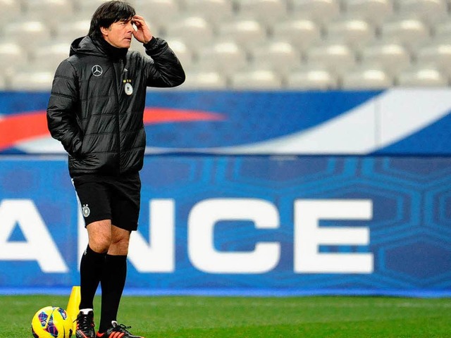 Bundestrainer Joachim Lw  am Dienstag...annschaft im Stade de France in Paris.  | Foto: dpa