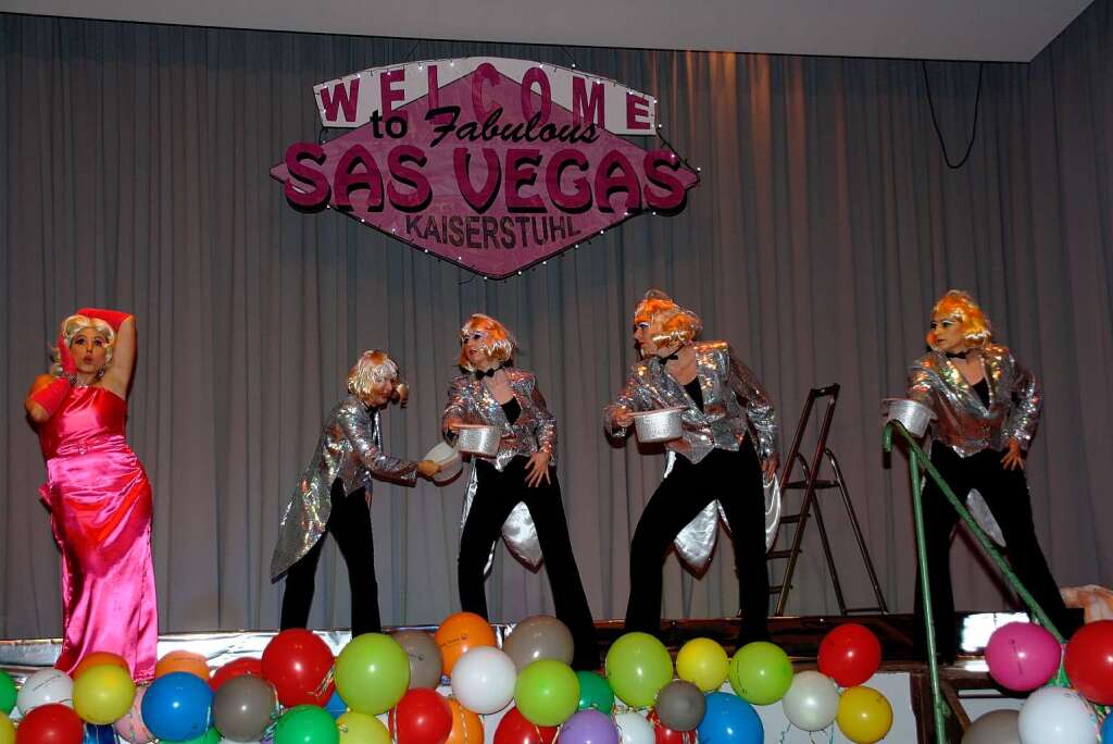 Rhinschnogparade in Sasbach: Willkommen in Sas Vegas.