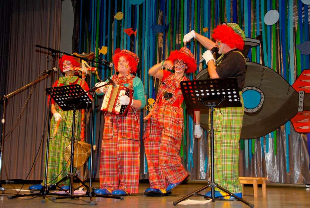 Hallenfasnet in Forchheim: „D’Dorfgeutscher“ machten sich auf die Dorfgeschehnisse musikalisch einen Reim.