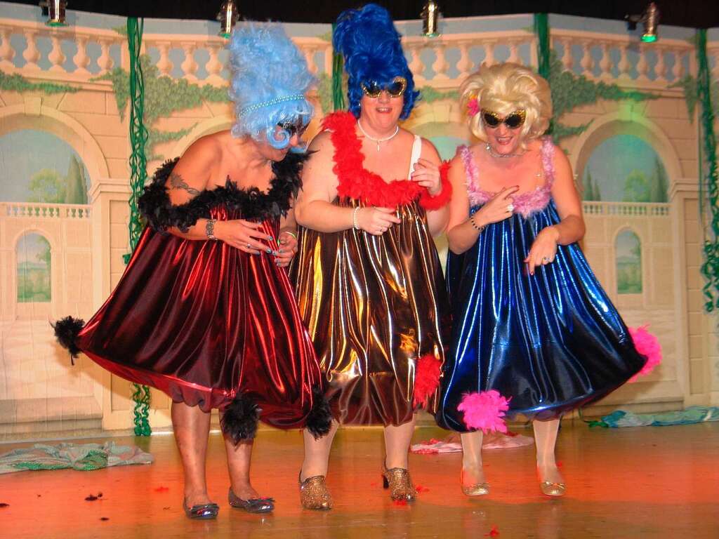 „Circus Maximus“ in Riegel: Die  dreisten Drei begeistern mit ihrem Hausfrauentanz bei ihrer Premiere.
