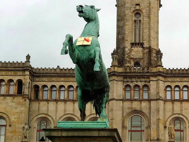 Um die bronzene Pferdestatue vor der U...stagmorgen der vermisste Leibniz-Keks.  | Foto: dapd