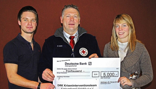 Uwe Kaier, Leiter des Kriseninterventi...pendenscheck ber 5000 Euro entgegen.   | Foto: Sto AG