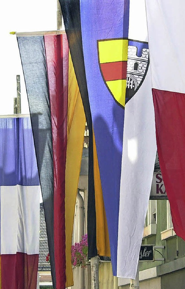 Die Fahnen signalisieren: Vis--Vis-Fest in Lahr.   | Foto: BZ