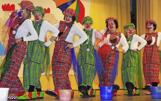 Die &#8222;Feldberger Funzeln&#8220; b...n Clown Kostmen einen lustigen Tanz.   | Foto: Tina Httich