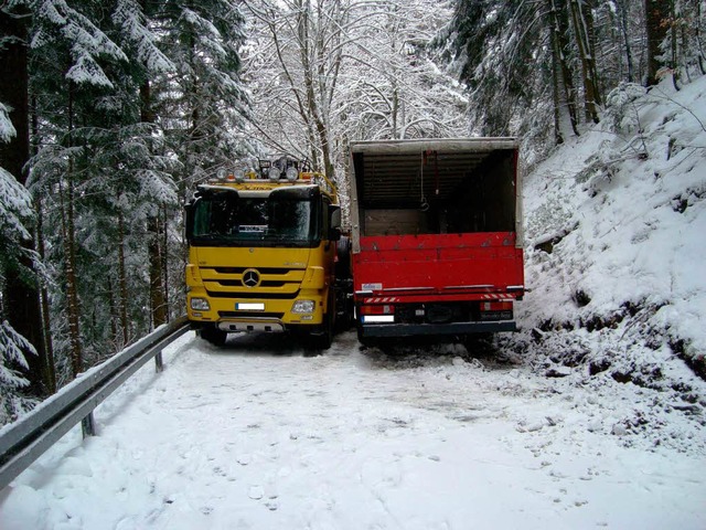 Mehrere Stunden blockiert: Die  L93 vor Bad Peterstal-Griesbach.  | Foto: Polizei