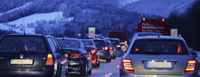 Autofahrer stehen nach dem Schneechaos auf der B 31 bei Kirchzarten im Stau.   | Foto: Seeger/dpa
