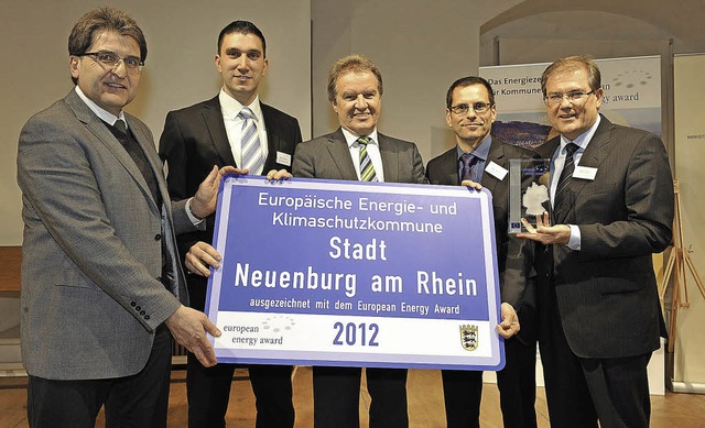Stolz auf den Preis (von links): Peter...er und Brgermeister Joachim Schuster   | Foto: volker mnch