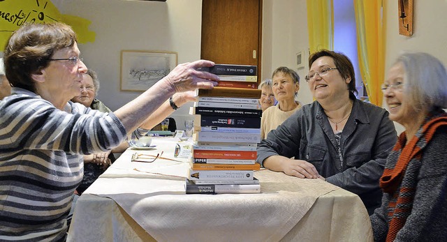 Gisela Besier (ganz links) und Hella L...r Literaturtreff bereits gelesen hat.   | Foto: Martina Proprenter