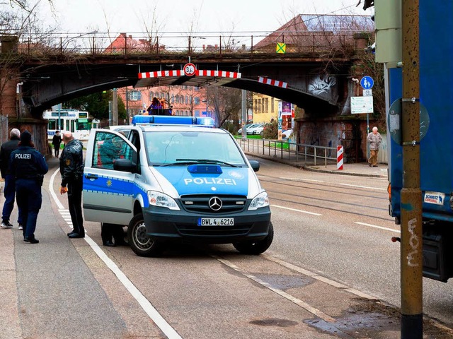 Zum zweiten Mal in einem Monat ist ein...r Brcke am Hauptfriedhof kollidiert.   | Foto: Oliver Huber