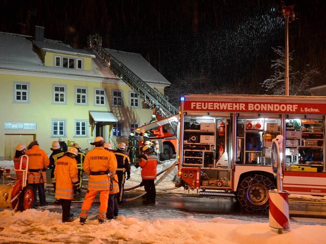 Brand im Asylbewerberheim in Bonndorf.... Dachgeschoss schnell unter Kontrolle.  | Foto: Juliane Khnemund